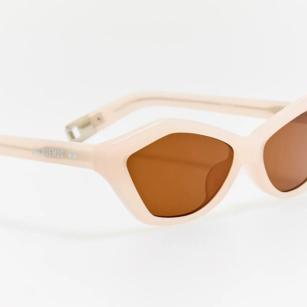 Angled close-up of Jacquemus Bambino pearl frame with chocolate-brown lens
