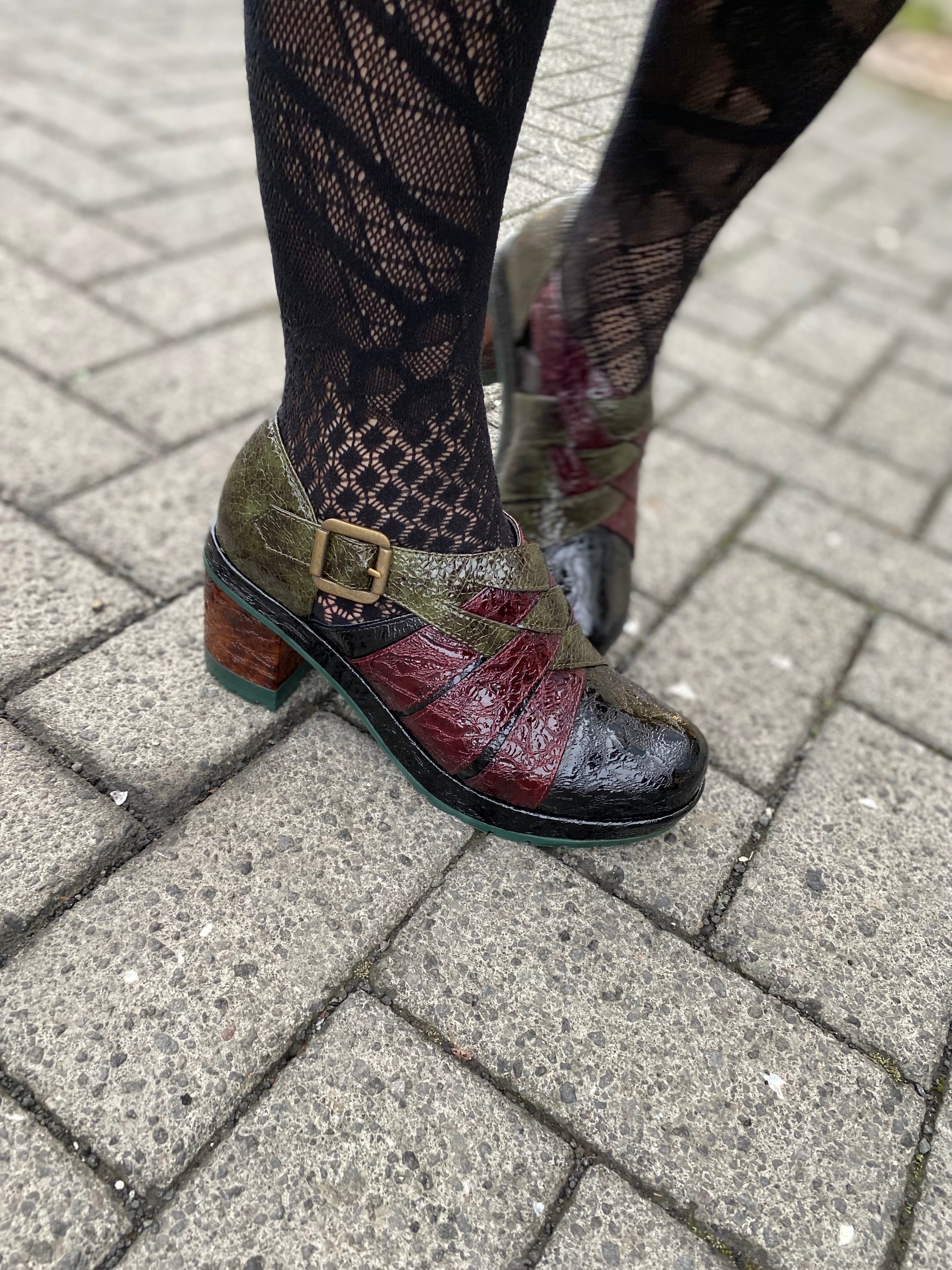 KR1901 black multi