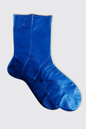 Maria La Rosa One Ribbed Laminated Mare silk socks in bright blue with a ribbed texture and metallic finish