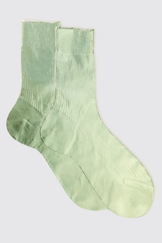Maria La Rosa One Ribbed Laminated Verdino silk socks in metallic green with a ribbed texture and subtle shine