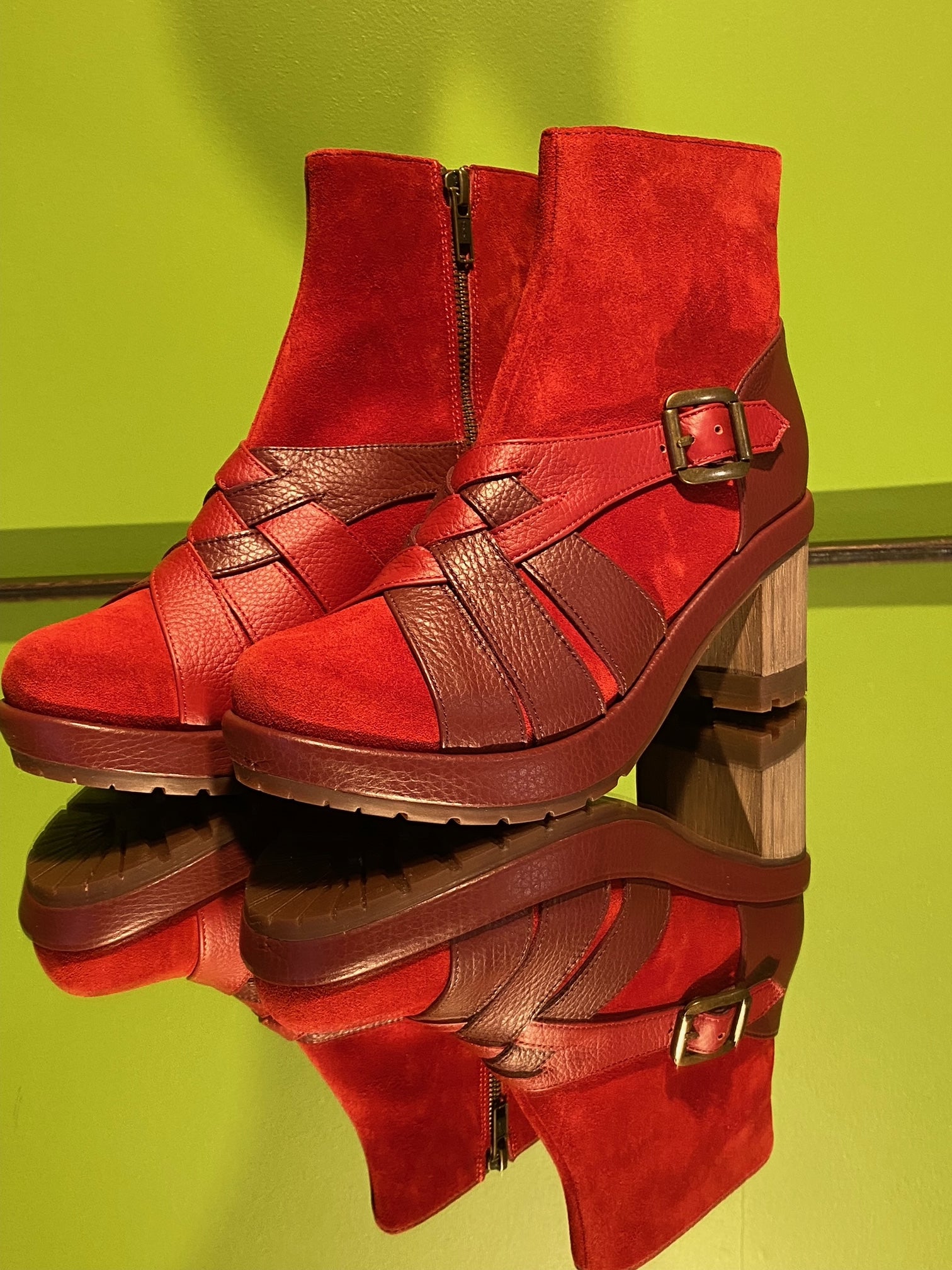 KR1801 opt.3 RED Nubuk rubber sole